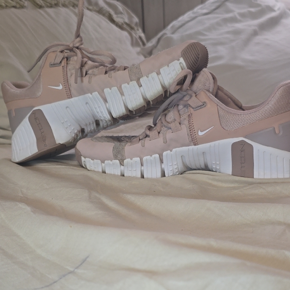 Nike Free Metcon 5 Sneakers. Women's 9